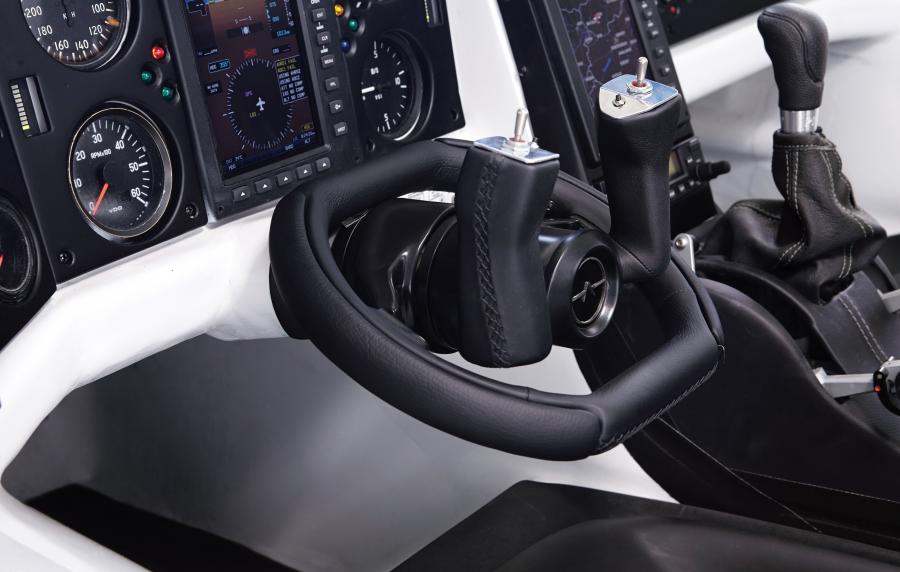 Детали интерьера AeroMobil 3.0 2014 года  (фото 8 из 18)